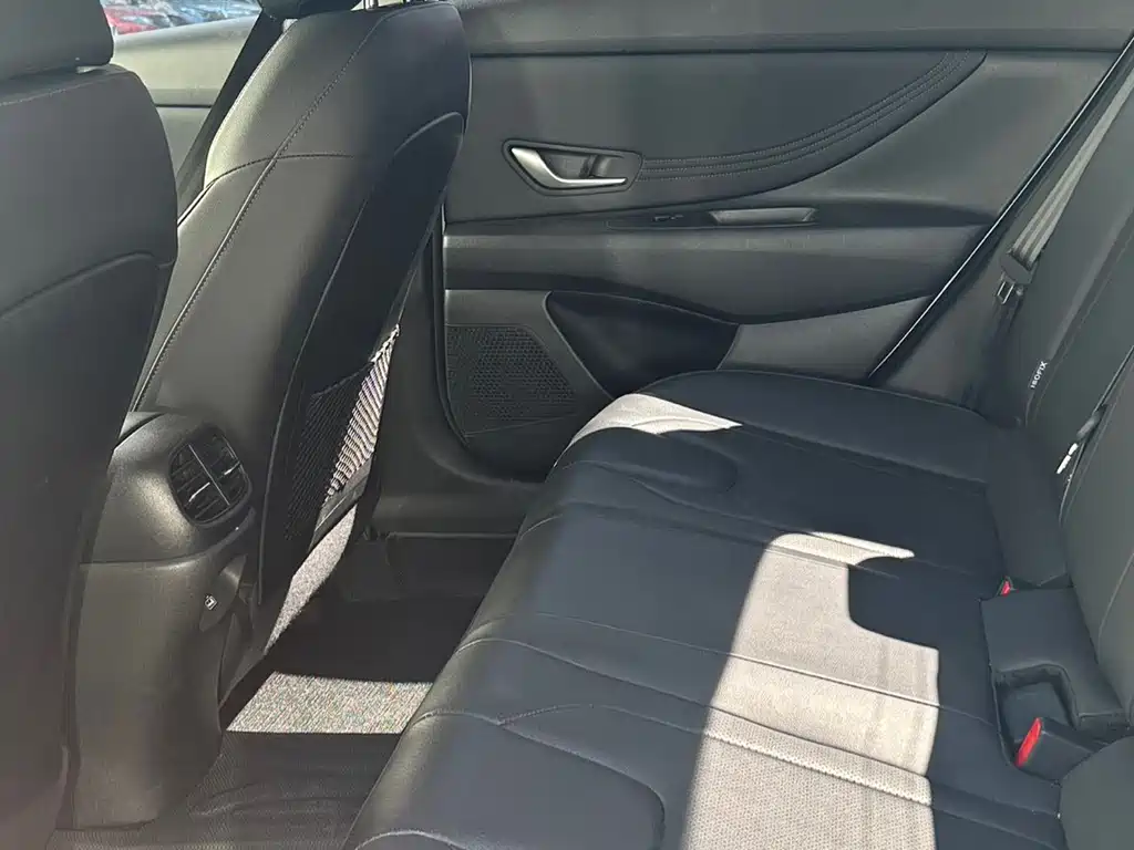 Hyundai Elantra — миниатюра 10
