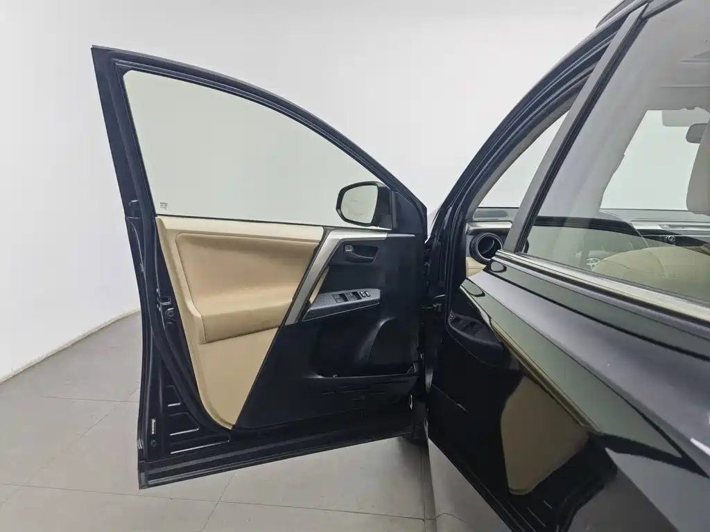 Toyota RAV4 — миниатюра 8