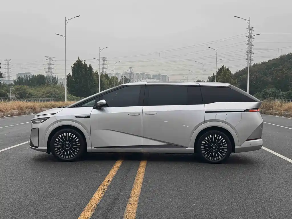 XPeng X9 — миниатюра 4