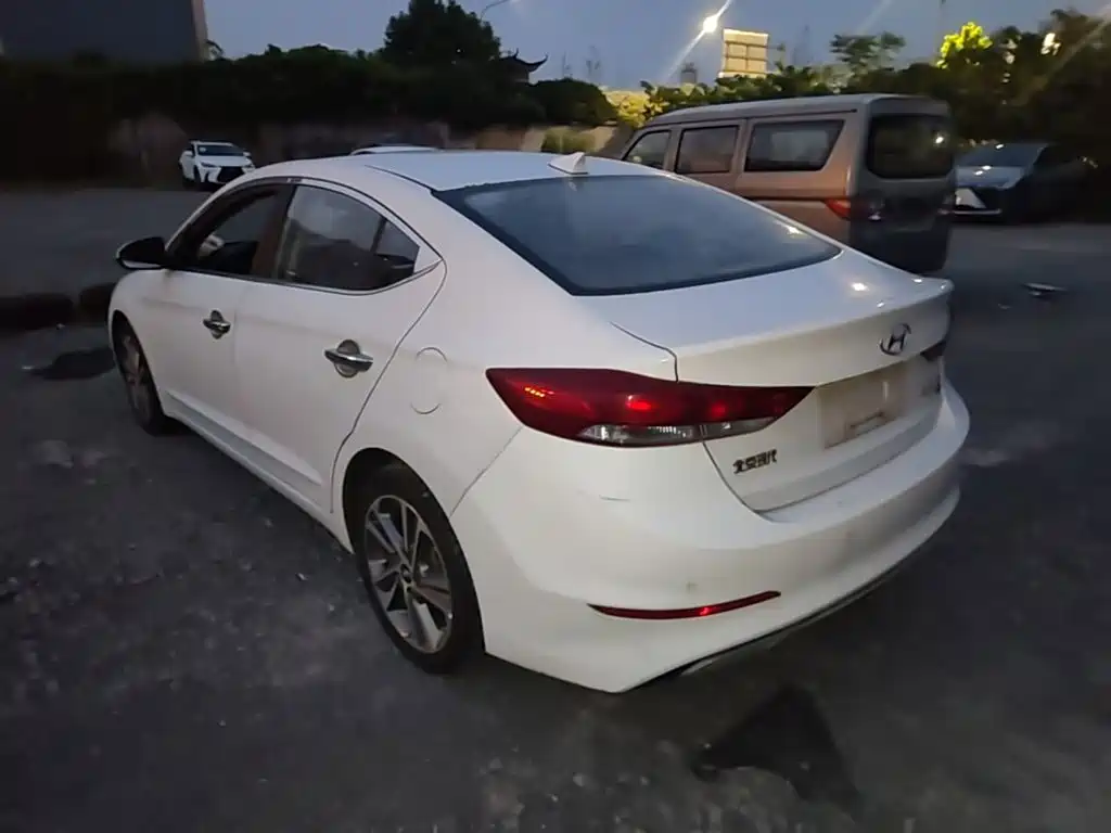 Hyundai Elantra — миниатюра 5
