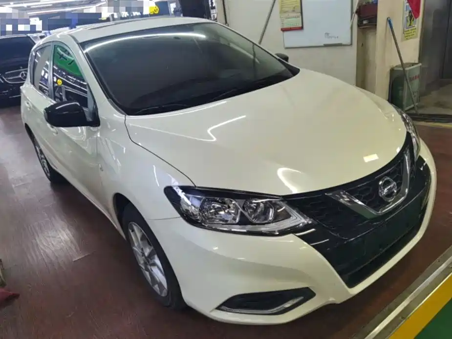 NISSAN TIIDA