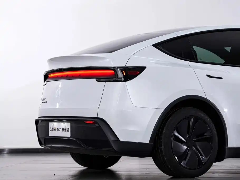 Tesla Model Y — миниатюра 9