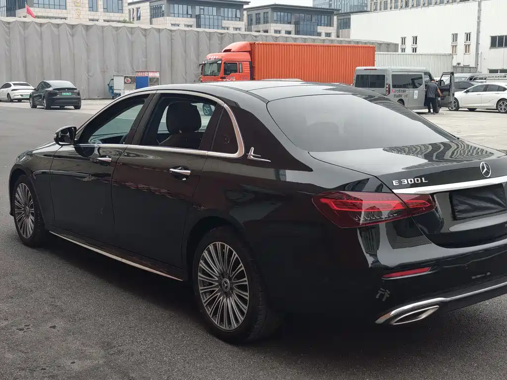 Mercedes-Benz E-Class — миниатюра 9