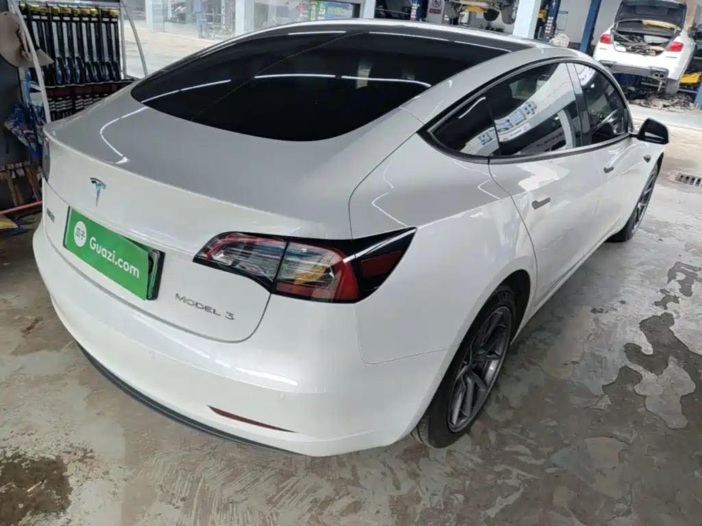 Tesla Model 3 — миниатюра 7