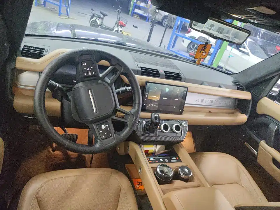 Land Rover Defender — миниатюра 3