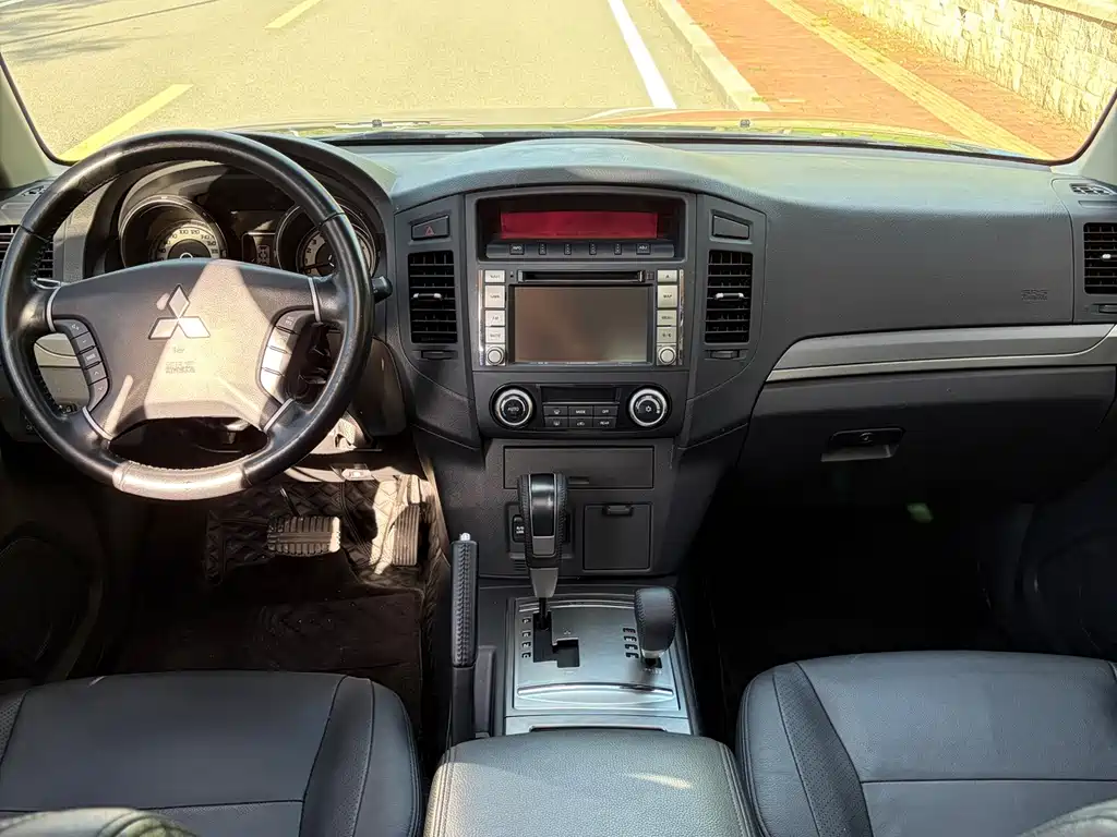 Mitsubishi Pajero (Import) — миниатюра 13