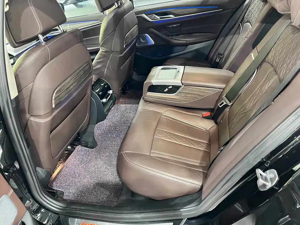 BMW 5 Series — миниатюра 5