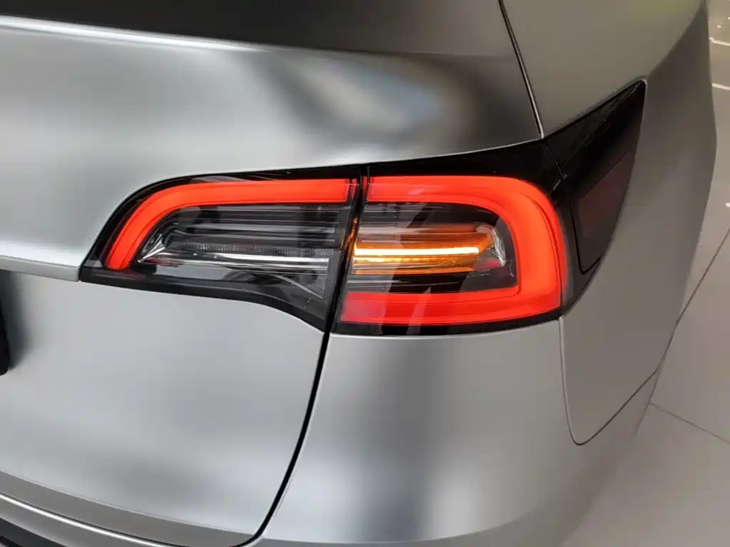 Tesla Model Y — миниатюра 8