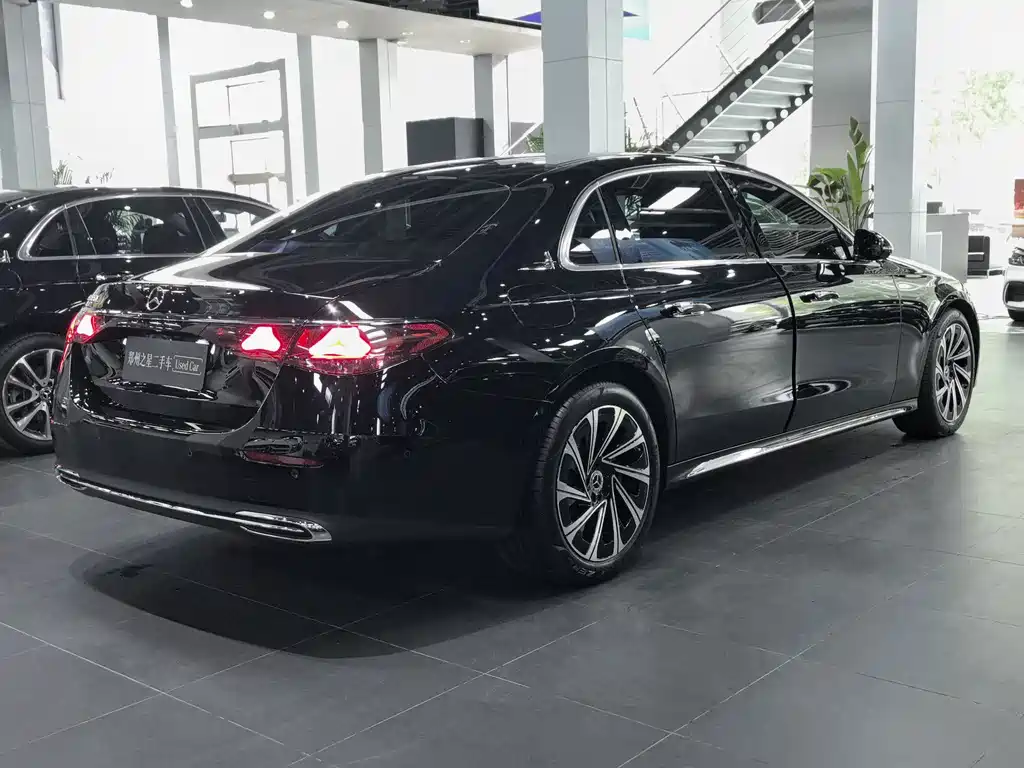 Mercedes-Benz E-Class — миниатюра 13