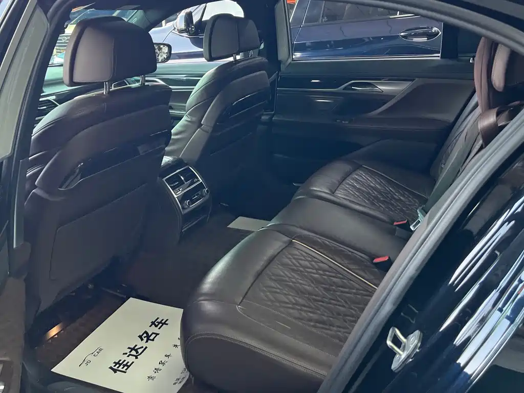 BMW 7 Series — миниатюра 6