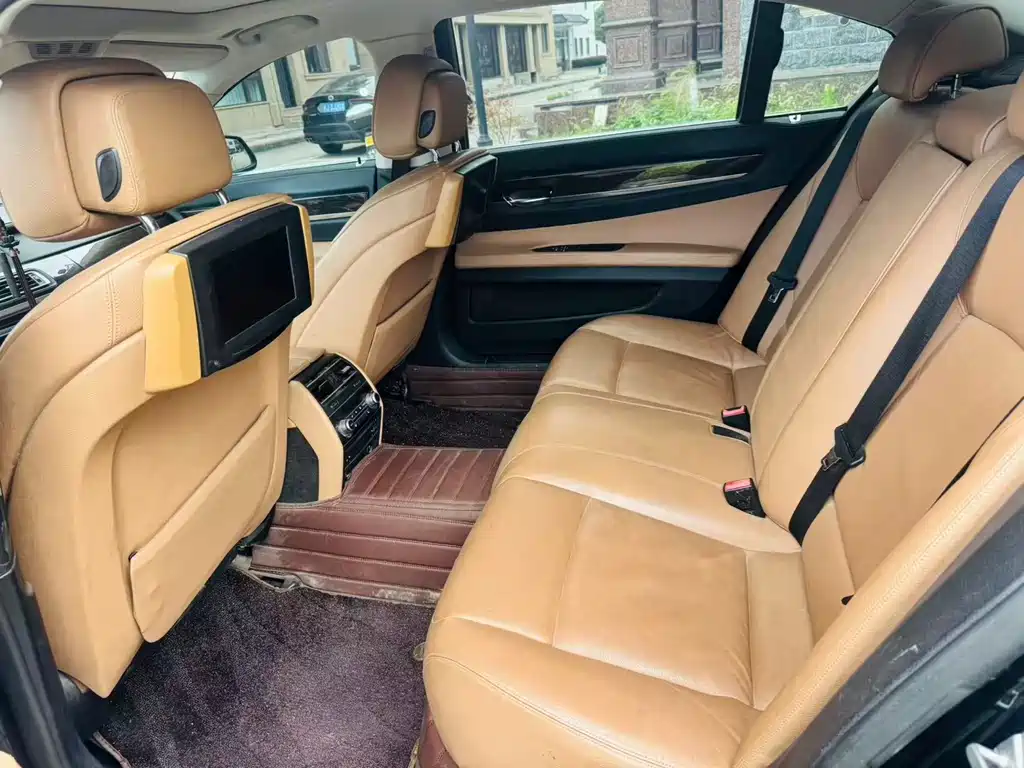 BMW 7 Series — миниатюра 7