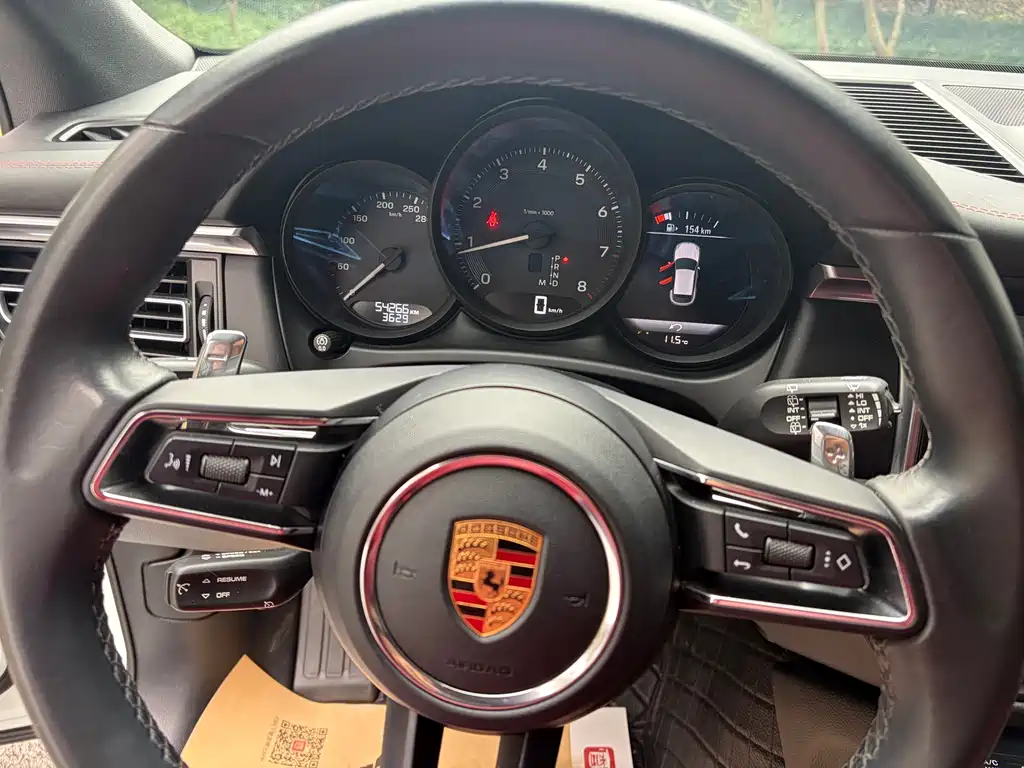 PORSCHE MACAN