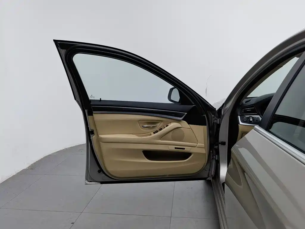 BMW 5 Series — миниатюра 8