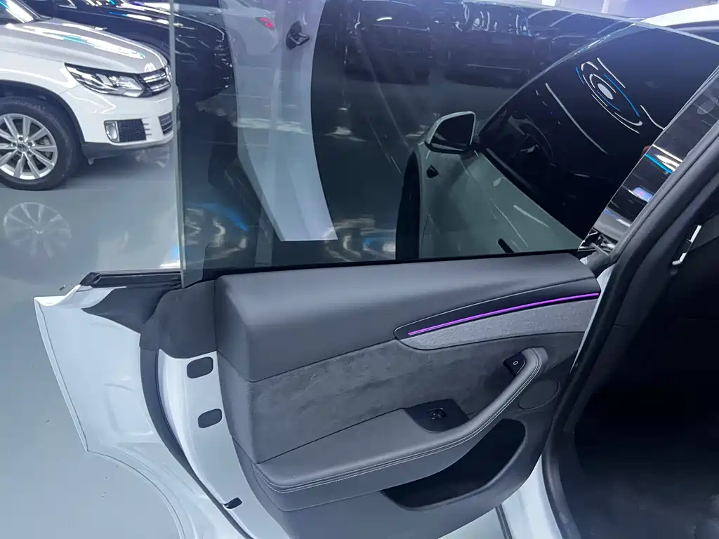 Tesla Model Y L — миниатюра 9