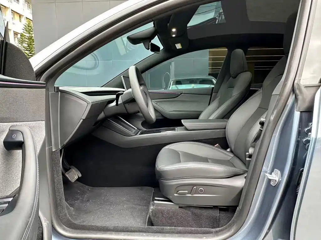 Tesla Model Y — миниатюра 3