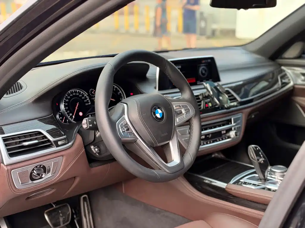 BMW 7 Series — миниатюра 6