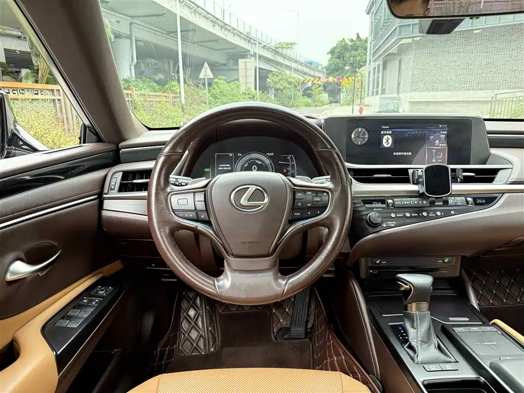 Lexus ES 2018 300h V
