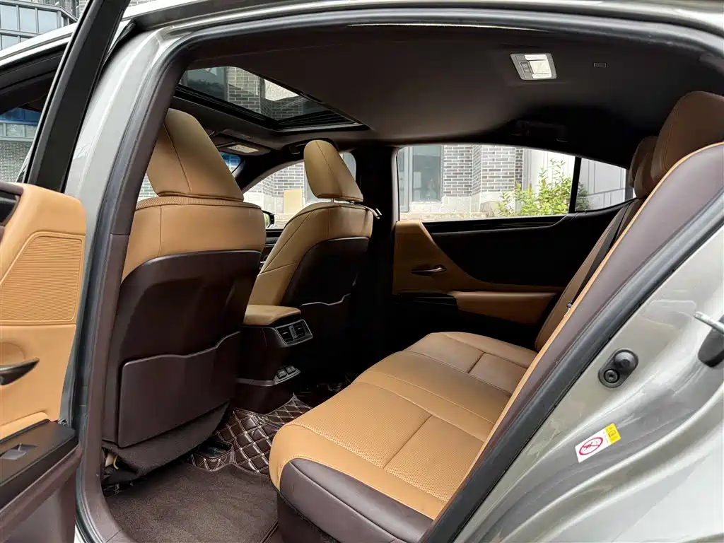 Lexus ES 2018 300h V