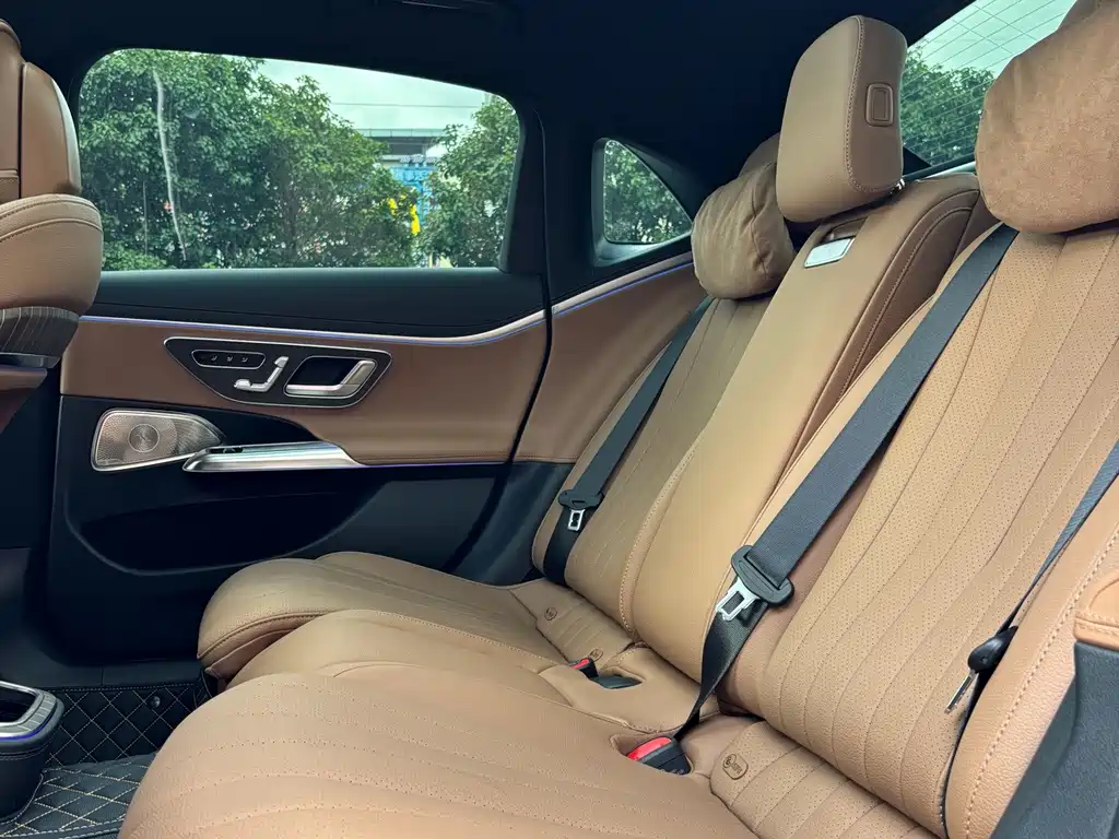 Mercedes-Benz E-Class — миниатюра 13