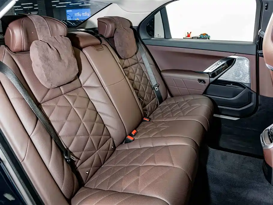 BMW 7 Series — миниатюра 22