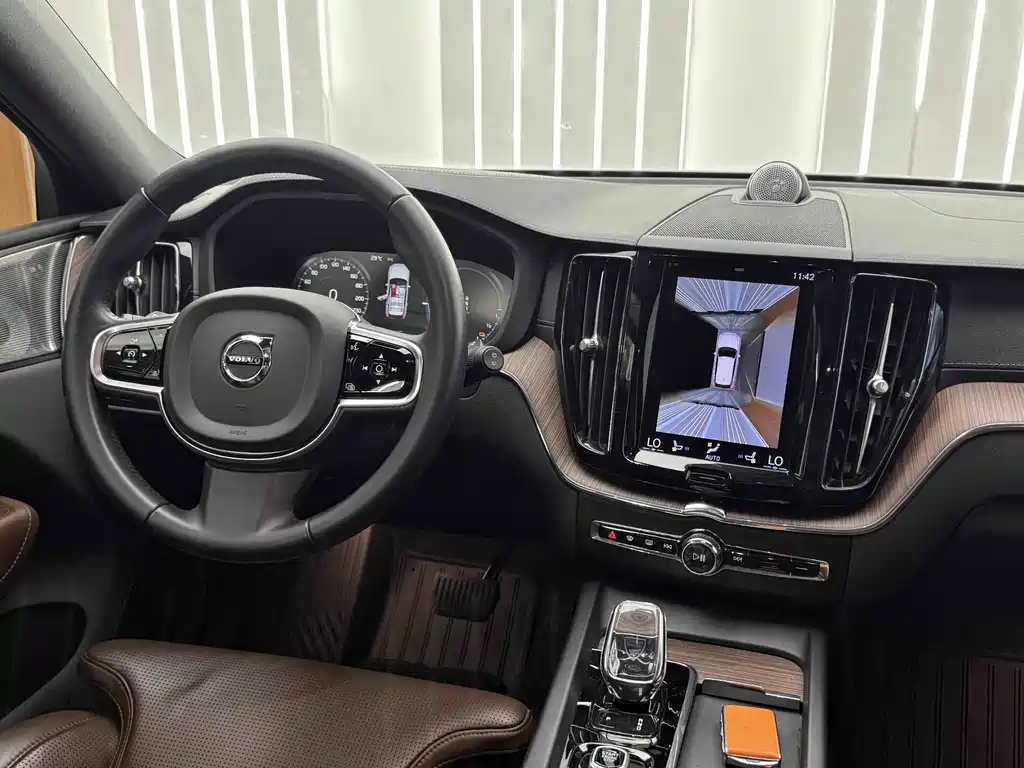 Volvo XC60 PHEV — миниатюра 12