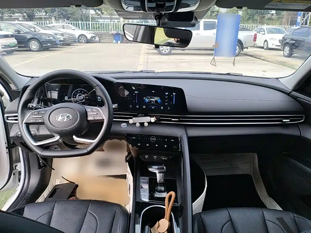 Hyundai Elantra — миниатюра 10