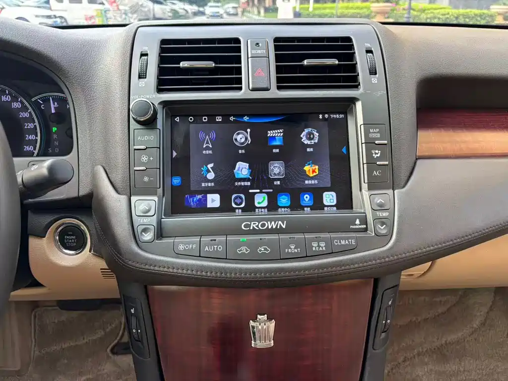 Toyota Crown — миниатюра 10