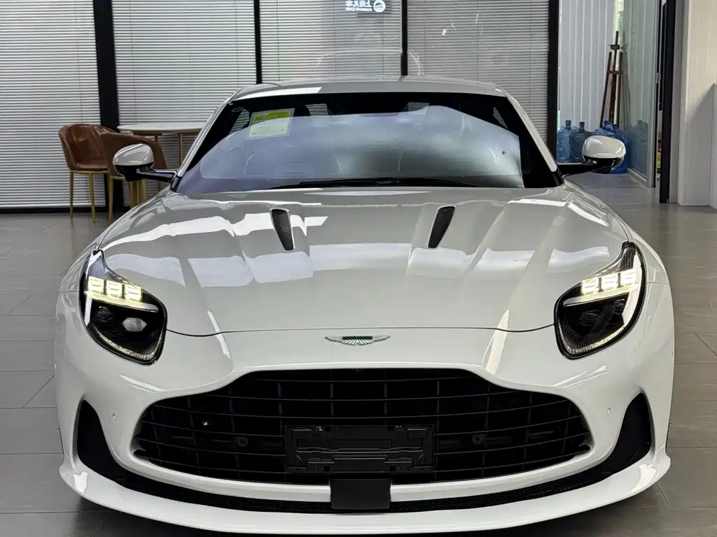 Aston Martin DB12 — миниатюра 2