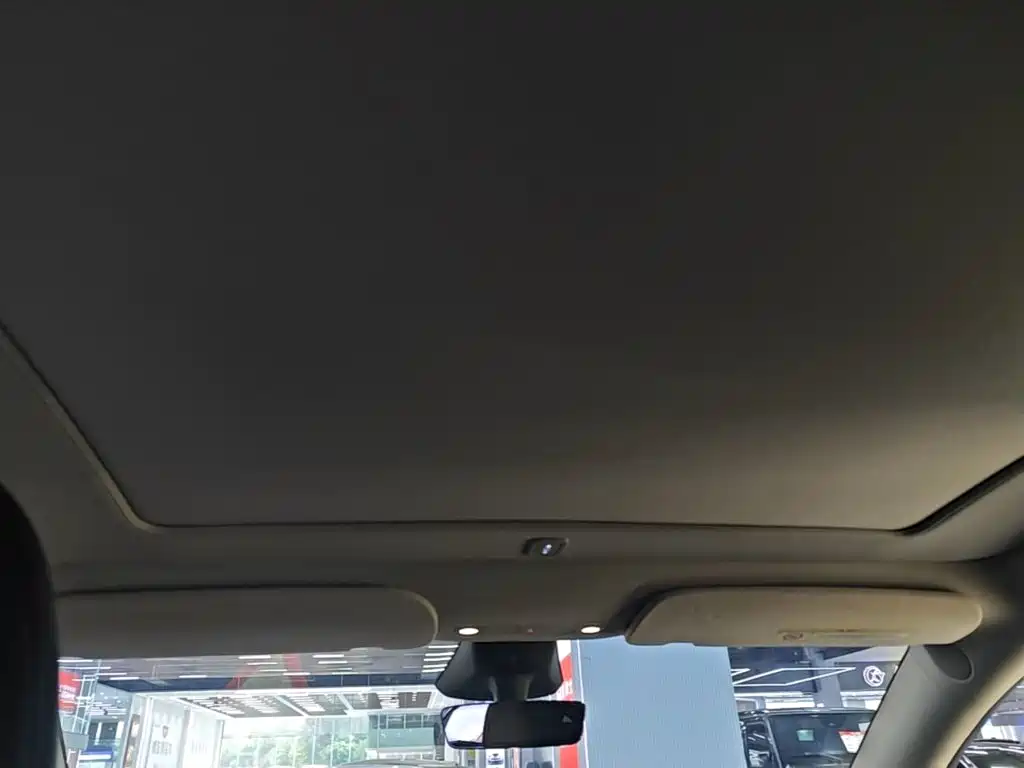 Tesla Model Y — миниатюра 18
