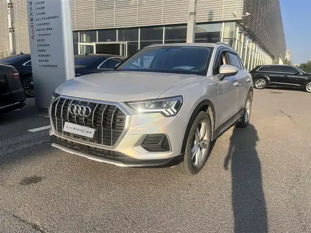 AUDI  Q3