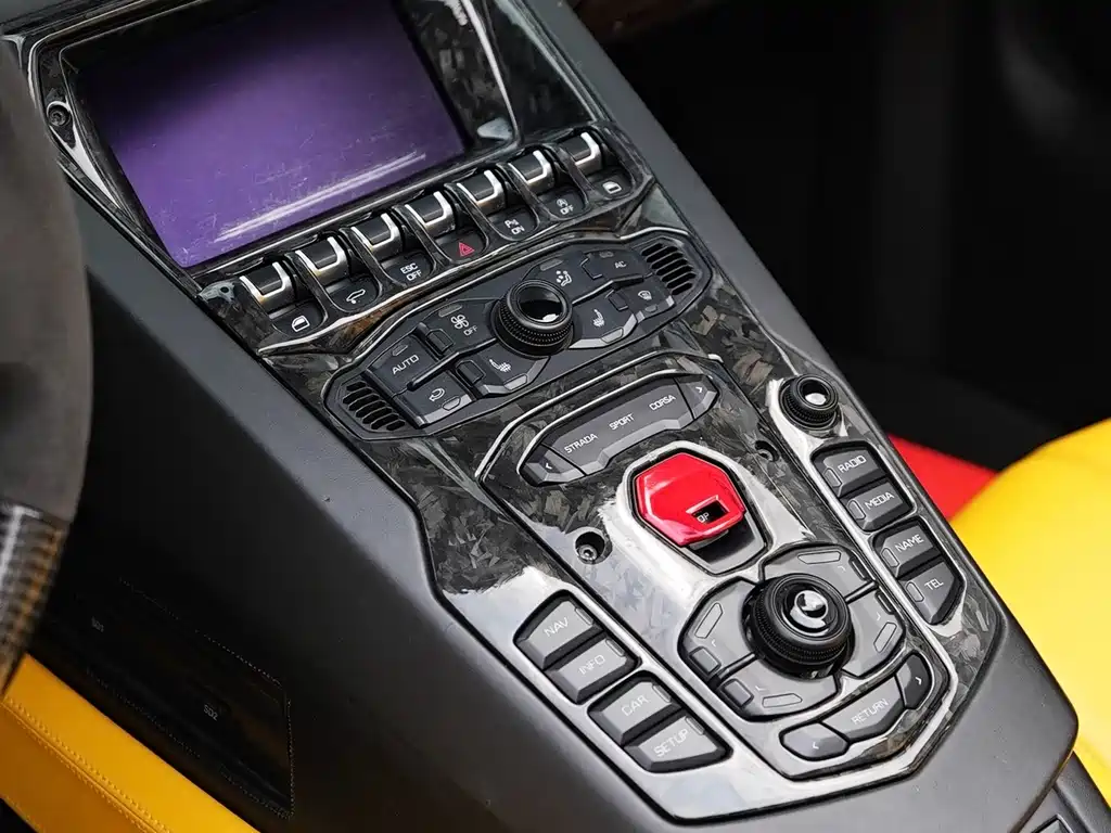 LAMBORGHINI AVENTADOR