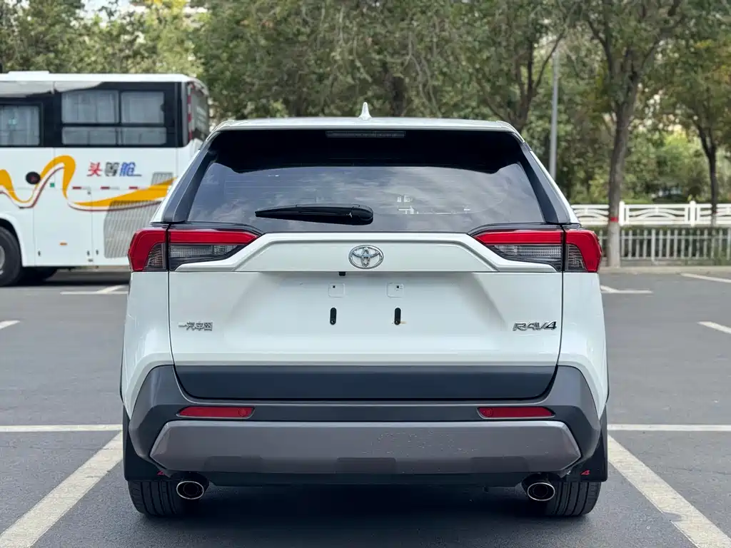 Toyota RAV4 — миниатюра 11