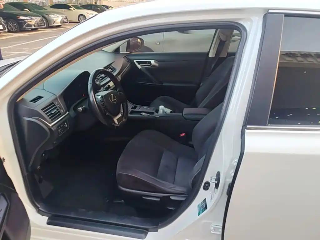 Lexus CT — миниатюра 15