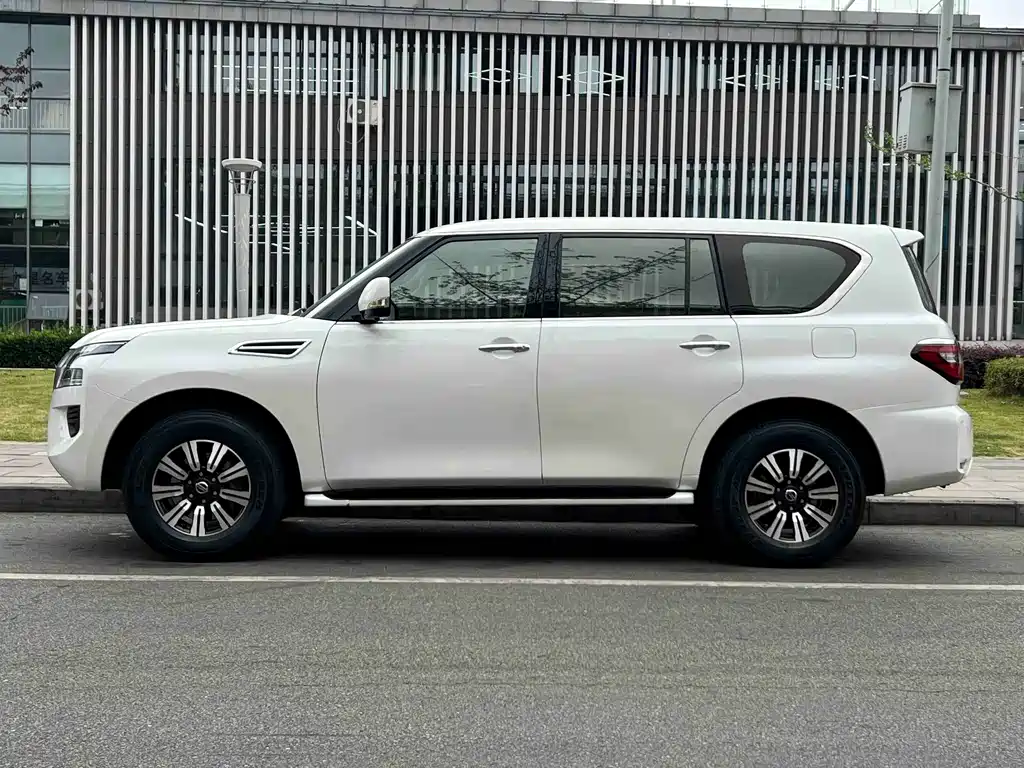 Nissan Patrol — миниатюра 10