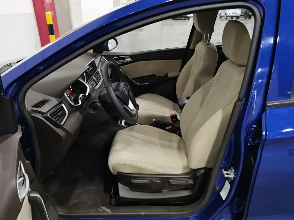 Baojun 310W — миниатюра 10