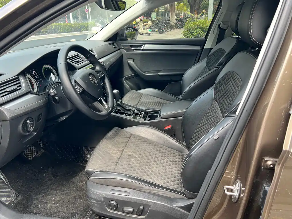 Skoda Superb — миниатюра 9