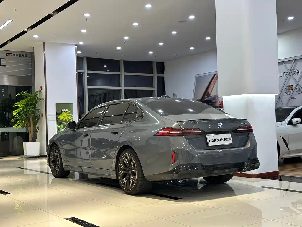 BMW 5 Series — миниатюра 13