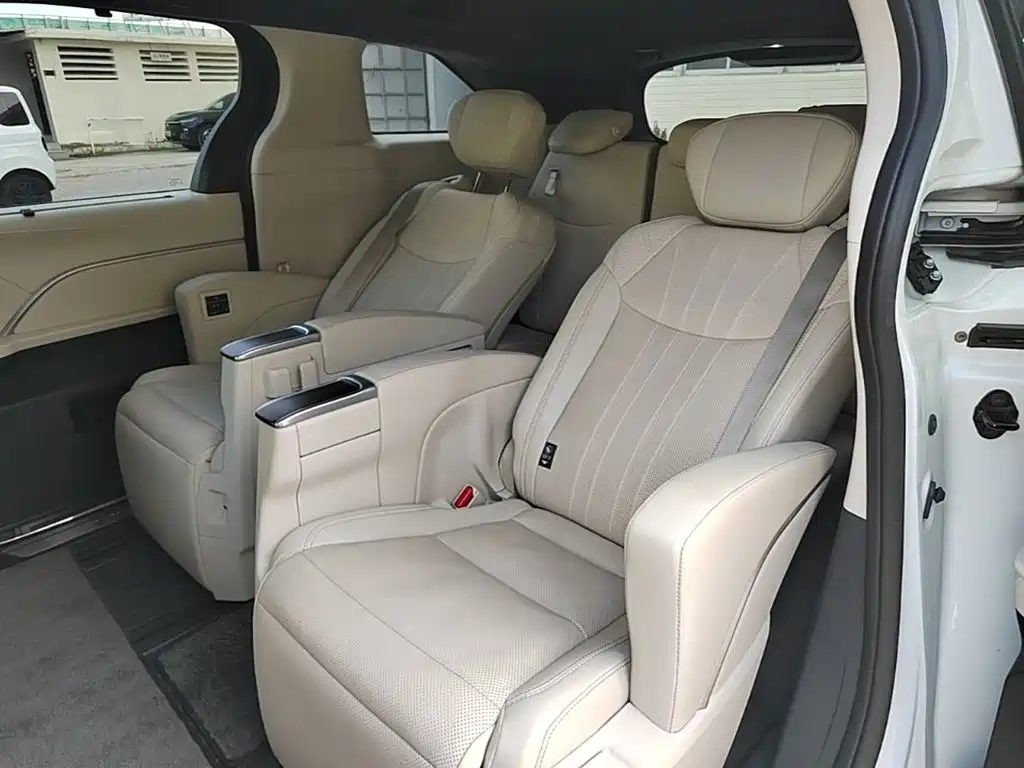 Toyota Sienna — миниатюра 17