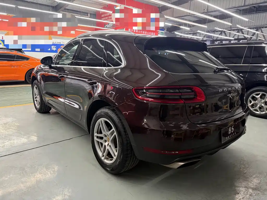 PORSCHE MACAN