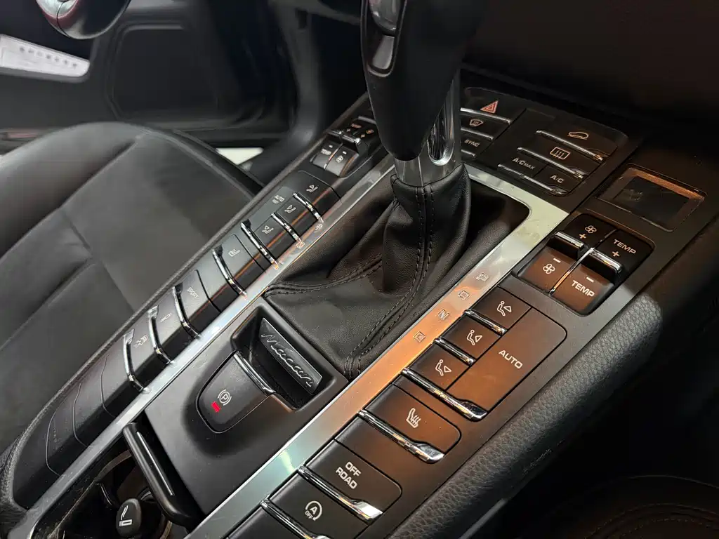 PORSCHE MACAN