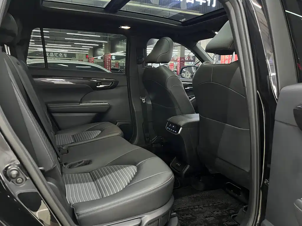 Toyota Crown Kluger — миниатюра 32