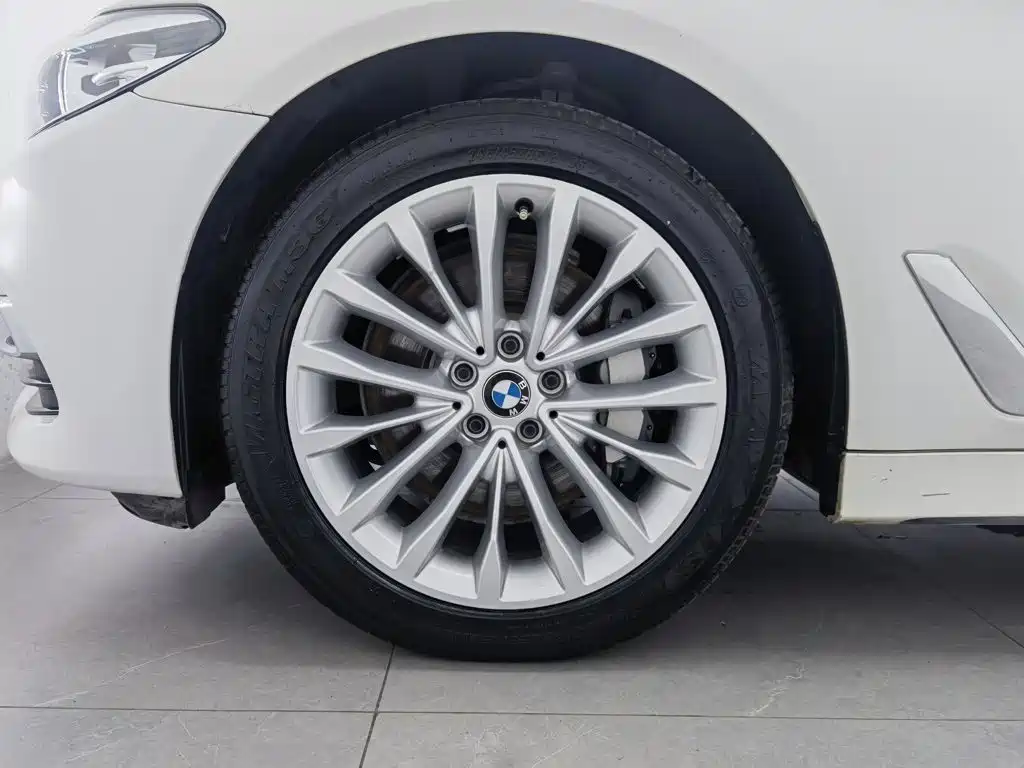 BMW 5 Series — миниатюра 17