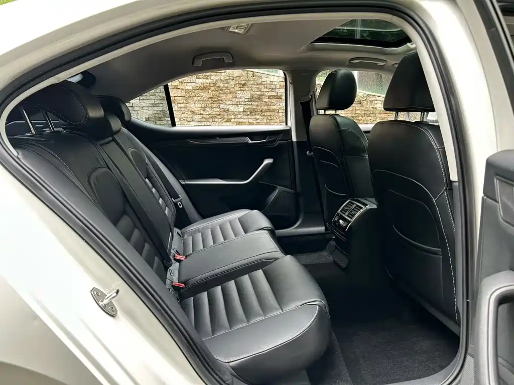Skoda Superb — миниатюра 4