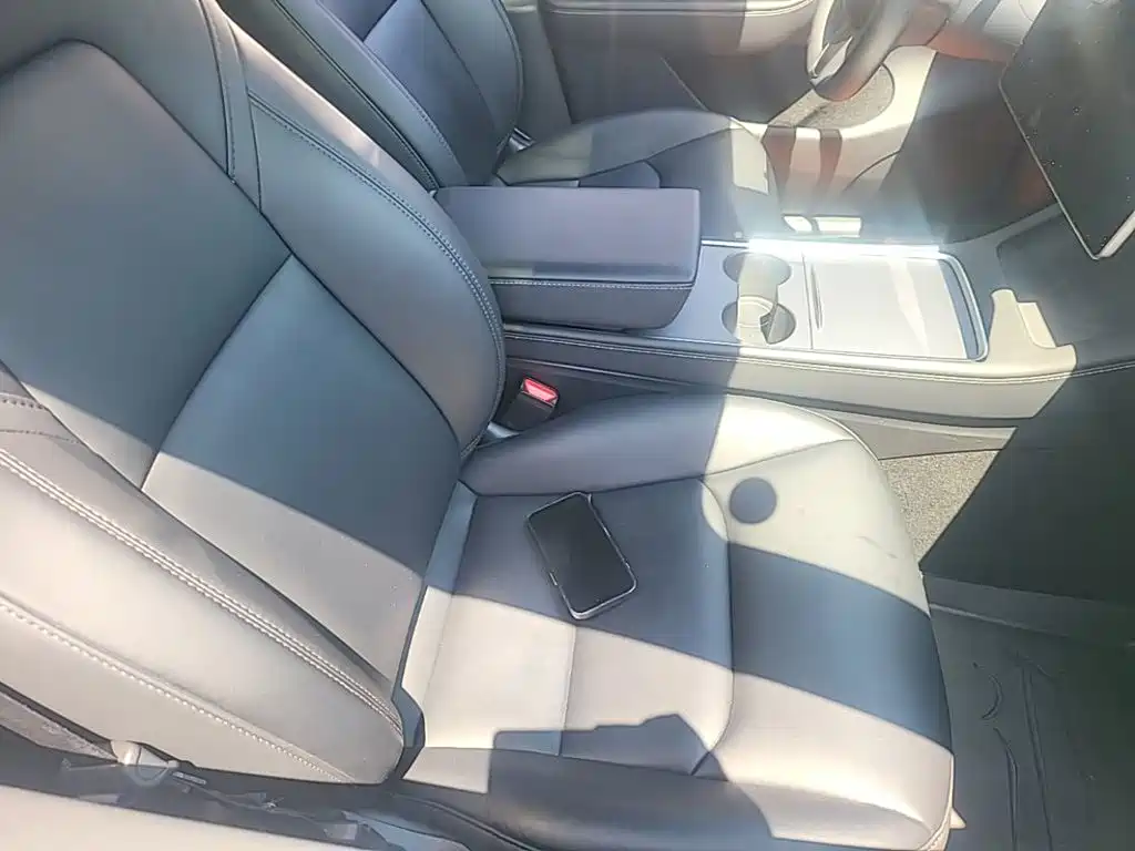 Tesla Model Y — миниатюра 25