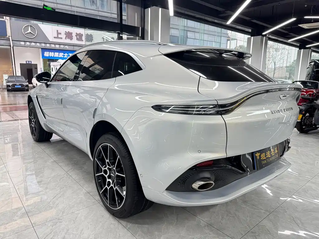 ASTON MARTIN DBX