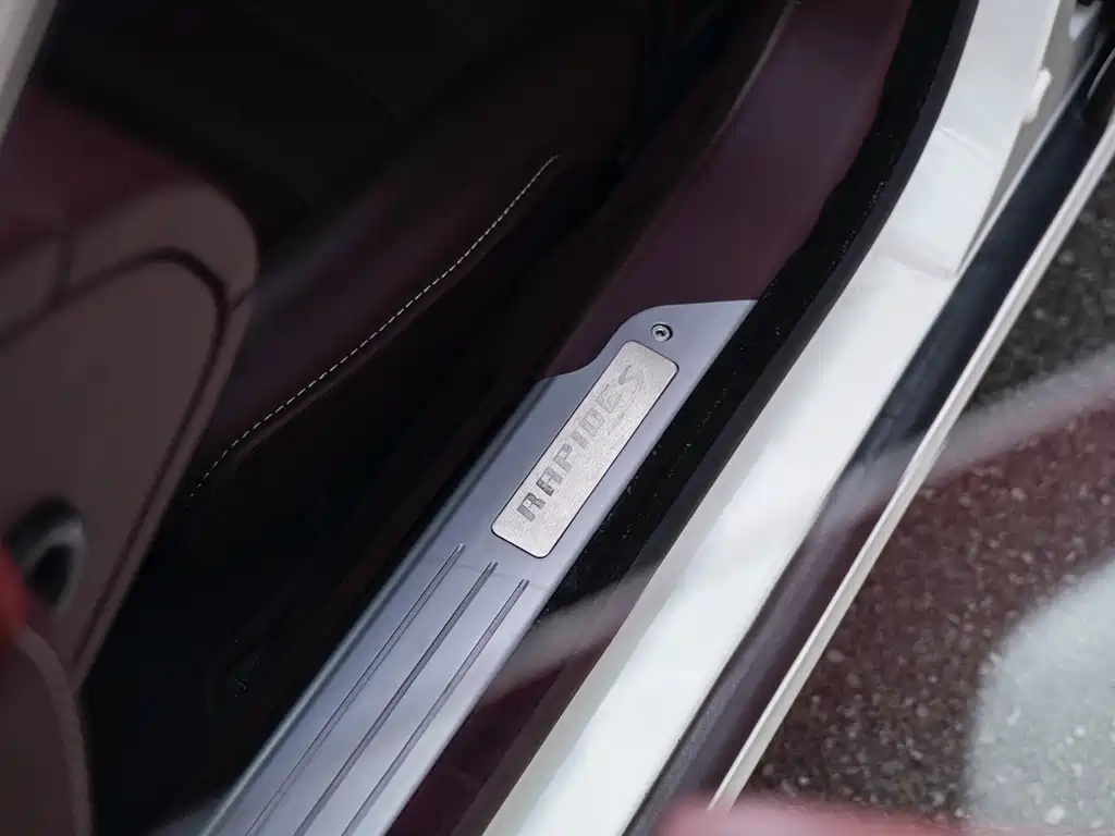 Aston Martin Rapide — миниатюра 12