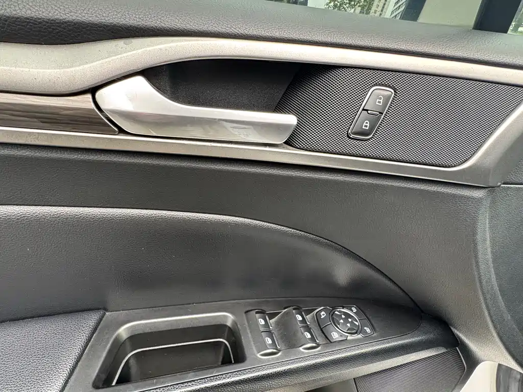 Ford Mondeo — миниатюра 12
