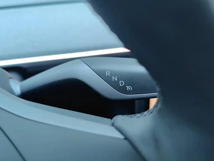 Tesla Model Y — миниатюра 16