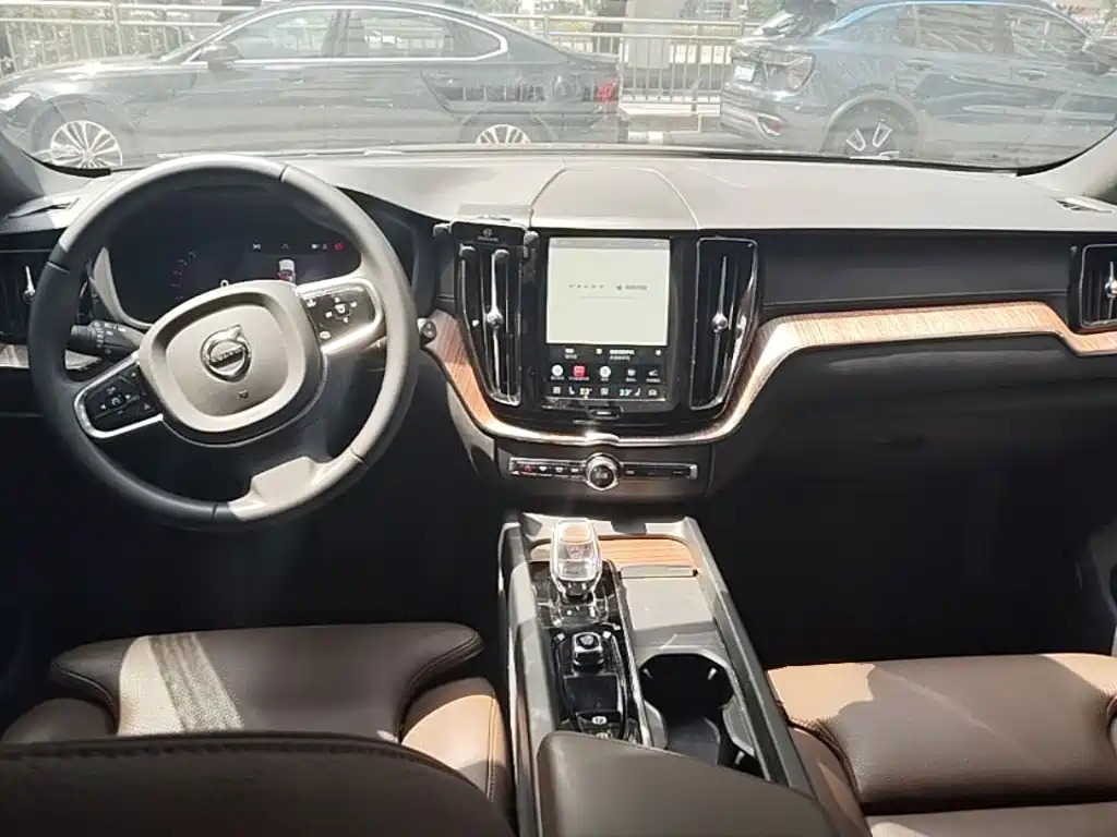 Volvo XC60 2025 B5 Luxury