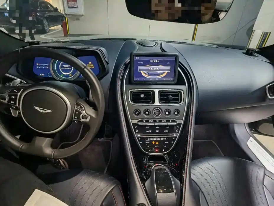 Aston Martin DB11 — миниатюра 8